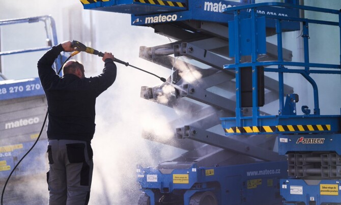 Pracovník mytí a čištění pracovních plošin /jen ranní směny